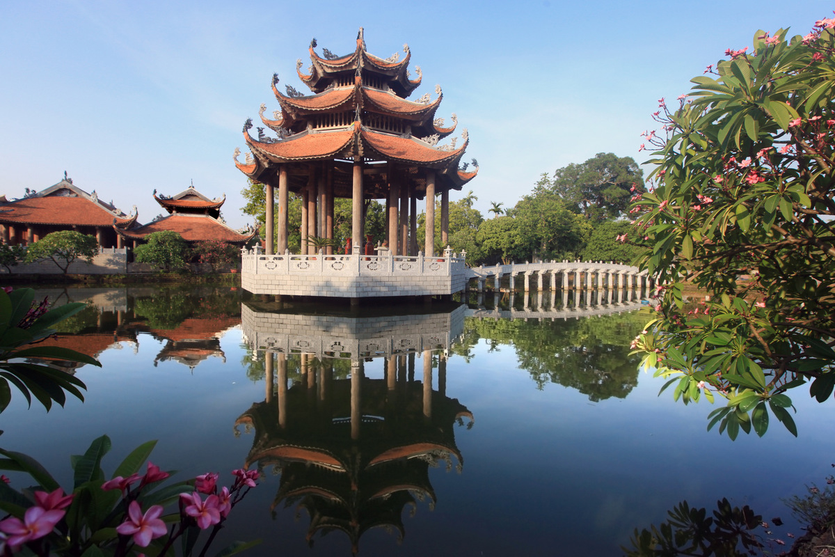 Làng Nôm với cầu đá cong và không gian cổ kính